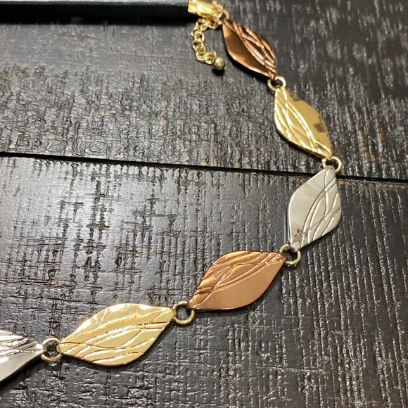 Beautiful Multiple Finishes NWT Ophelia Rie Necklace! - Picture 3 of 3